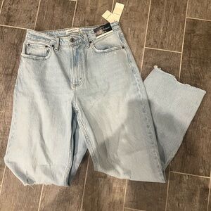 NWT A & F high rise 90’s relaxed distressed jean